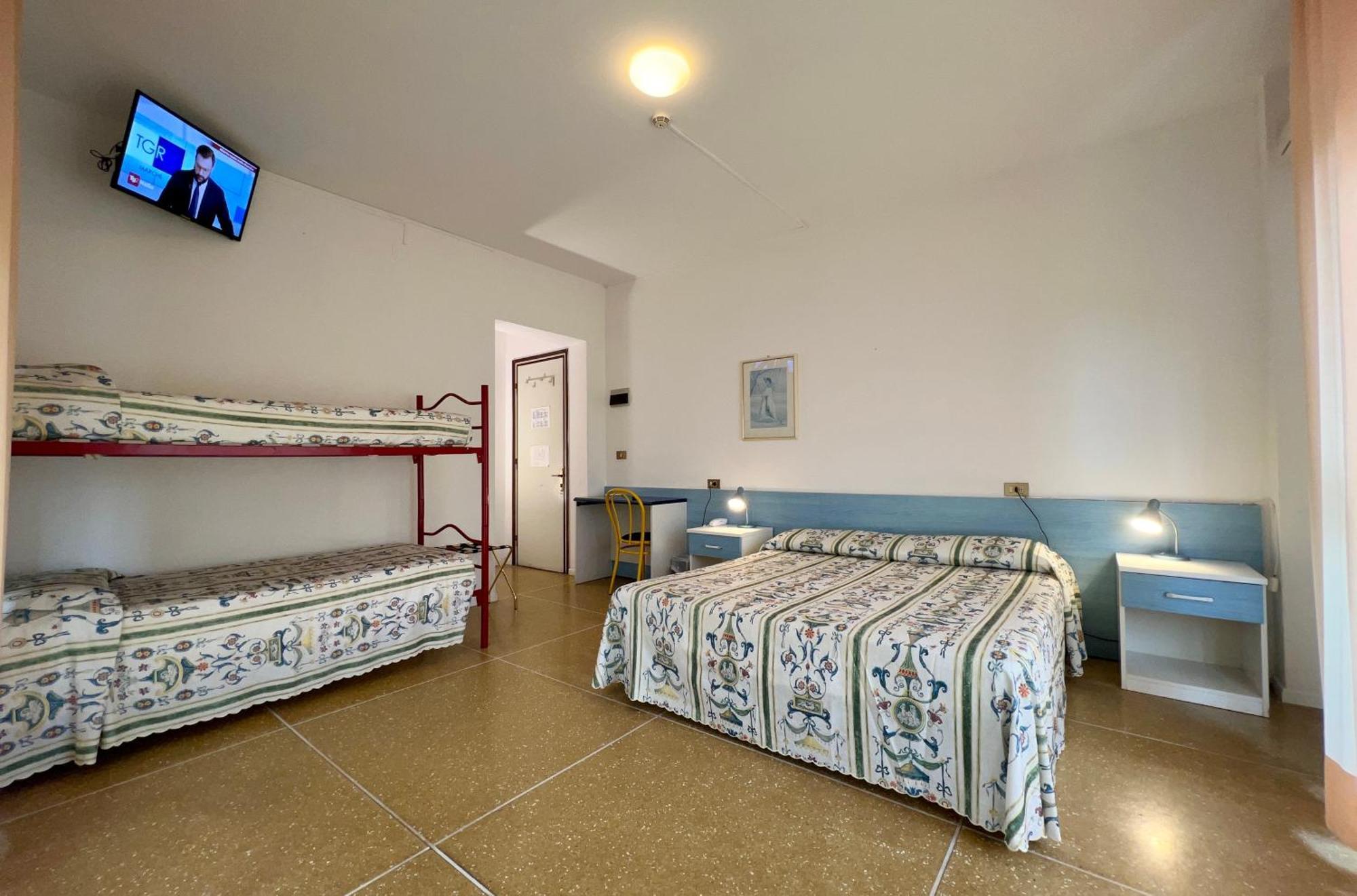Hotel Myriam Lignano Sabbiadoro Exterior photo